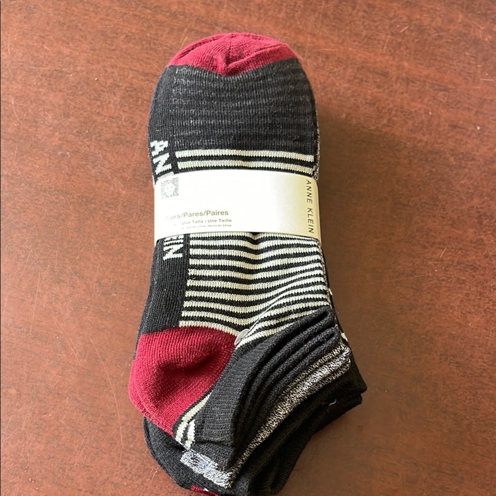 Anne Klein Men’s No-Show Socks in Black and Burgundy